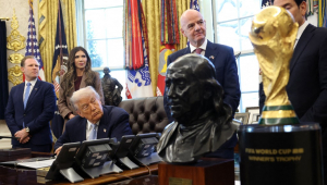 O presidente dos Estados Unidos, Donald Trump, ao lado do presidente da FIFA, Gianni Infantino (2º à direita), ouve pronunciamentos durante uma reunião da Força-Tarefa da Casa Branca para a Copa do Mundo