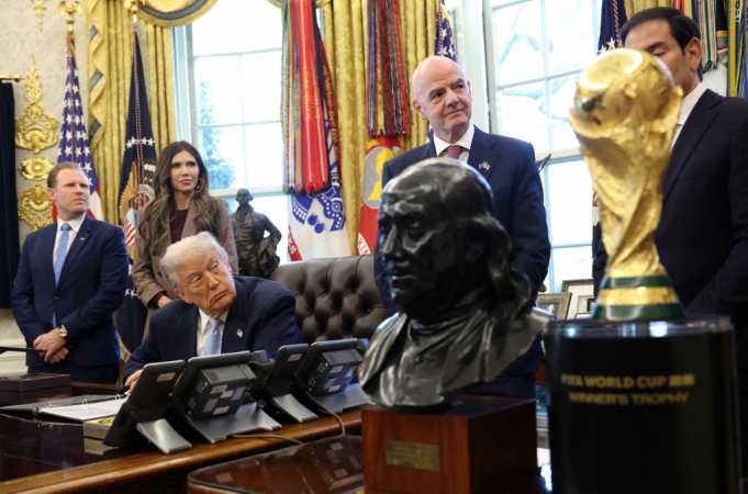 O presidente dos Estados Unidos, Donald Trump, ao lado do presidente da FIFA, Gianni Infantino (2º à direita), ouve pronunciamentos durante uma reunião da Força-Tarefa da Casa Branca para a Copa do Mundo