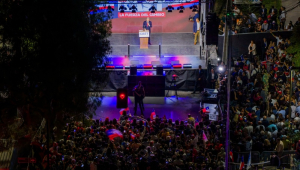Vista aérea mostra o candidato à Presidência do Chile José Antonio Kast, do Partido Republicano, fazendo um discurso após a divulgação das primeiras pesquisas de boca de urna da eleição geral, em Santiago, em 16 de novembro de 2025. A ex-ministra do Trabalho, Jeannette Jara, de esquerda, e o líder de extrema direita José Antonio Kast lideravam a disputa presidencial naquele dia, segundo resultados parciais, que indicam os dois rumo ao segundo turno em dezembro.
