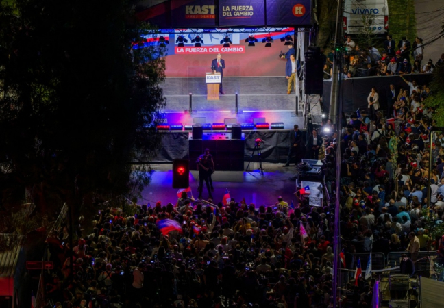 Vista aérea mostra o candidato à Presidência do Chile José Antonio Kast, do Partido Republicano, fazendo um discurso após a divulgação das primeiras pesquisas de boca de urna da eleição geral, em Santiago, em 16 de novembro de 2025. A ex-ministra do Trabalho, Jeannette Jara, de esquerda, e o líder de extrema direita José Antonio Kast lideravam a disputa presidencial naquele dia, segundo resultados parciais, que indicam os dois rumo ao segundo turno em dezembro.