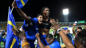 Jogadores e torcedores de Curaçao comemoram a classificação para a Copa do Mundo de 2026 após o empate por 0 a 0 com a Jamaica