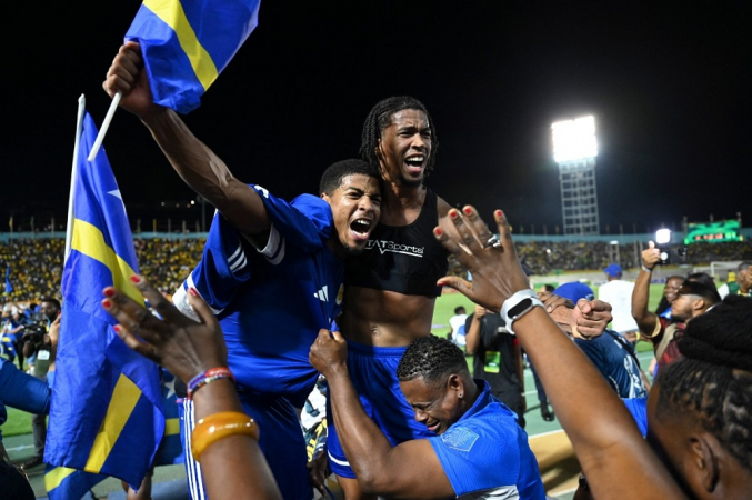 Jogadores e torcedores de Curaçao comemoram a classificação para a Copa do Mundo de 2026 após o empate por 0 a 0 com a Jamaica