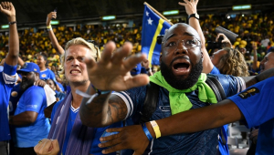 Torcedores de Curaçao comemoram a classificação para a Copa do Mundo de 2026 após o empate por 0 a 0 com a Jamaica no Estádio Nacional, em Kingston, Jamaica