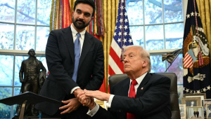 O presidente dos Estados Unidos, Donald Trump (à direita), aperta a mão do prefeito eleito de Nova York, Zohran Mamdani, durante encontro no Salão Oval da Casa Branca, em Washington, D.C.