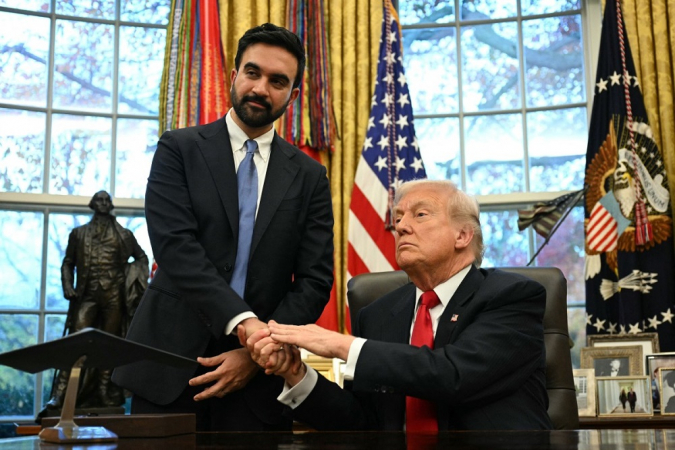 O presidente dos Estados Unidos, Donald Trump (à direita), aperta a mão do prefeito eleito de Nova York, Zohran Mamdani, durante encontro no Salão Oval da Casa Branca, em Washington, D.C.