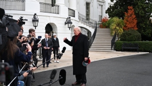 O presidente dos Estados Unidos, Donald Trump, fala à imprensa antes de embarcar no Marine One, no gramado sul da Casa Branca, em Washington, D.C.