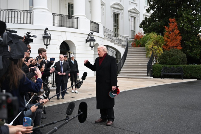 O presidente dos Estados Unidos, Donald Trump, fala à imprensa antes de embarcar no Marine One, no gramado sul da Casa Branca, em Washington, D.C.