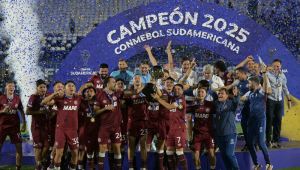 Jogadores do Lanús comemoram o título da Copa Sul-Americana no estádio Defensores dek Chaco, em Assunção, após vitória sobre o Galo nos pênaltis