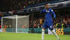 O atacante brasileiro do Chelsea, Estevão, comemora após marcar o segundo gol da equipe durante a partida da fase de liga da Liga dos Campeões da UEFA entre Chelsea e Barcelona, em Stamford Bridge, Londres