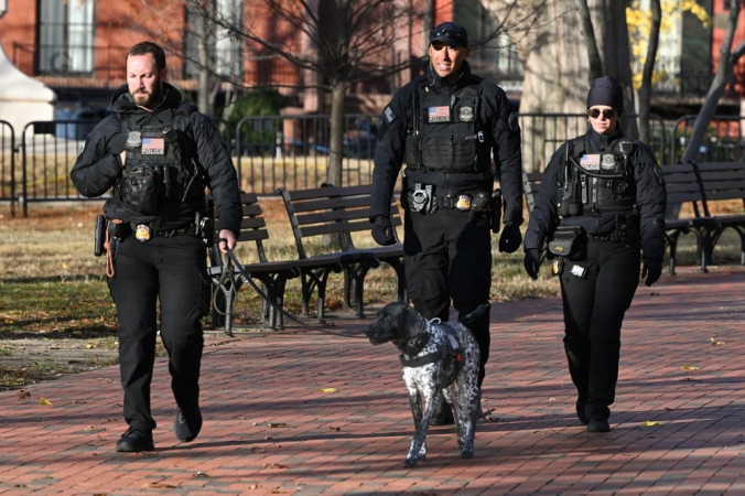 Agentes uniformizados do Serviço Secreto patrulham a Lafayette Square, em frente à Casa Branca, em Washington DC