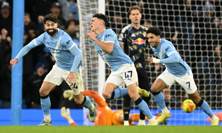 Phil Foden, do Manchester City, comemora o terceiro gol da equipe durante a partida da Premier League contra o Leeds United, no Etihad Stadium