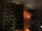 Edifício residencial em chamas após ataque russo com drone na cidade de Vyshhorod, na região de Kiev