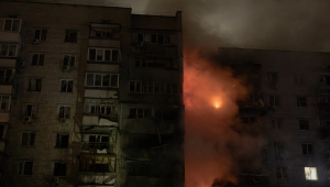 Edifício residencial em chamas após ataque russo com drone na cidade de Vyshhorod, na região de Kiev