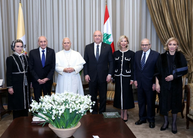 Foto divulgada pelo gabinete de imprensa da Presidência do Líbano mostra o papa Leão XIV (3º à esq.) ao lado do presidente do Parlamento libanês, Nabih Berri (2º à esq.), e de sua esposa, Randa; do presidente do Líbano, Joseph Aoun (4º à esq.), e da primeira-dama, Nehmat Nehme; e do primeiro-ministro, Nawaf Salam (2º à dir.), com sua esposa, Sahar Baassiri, após a chegada ao Aeroporto Internacional de Beirute