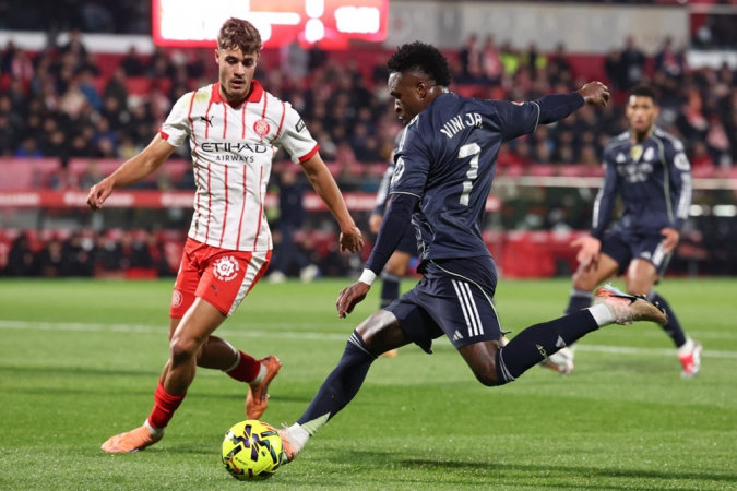 Hugo Rincón, defensor espanhol do Girona, disputa a bola com Vinicius Júnior, atacante brasileiro do Real Madrid