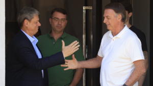O governador de São Paulo, Tarcísio de Freitas (Republicanos) (E), visita nesta segunda-feira, 29, o ex-presidente Jair Bolsonaro (PL), que está em prisão domiciliar em Brasília.