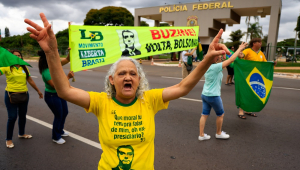 Pequenos grupos de apoiadores se manifestam após a prisão preventiva do ex- presidente Jair Bolsonaro na Superintendência da Polícia Federal