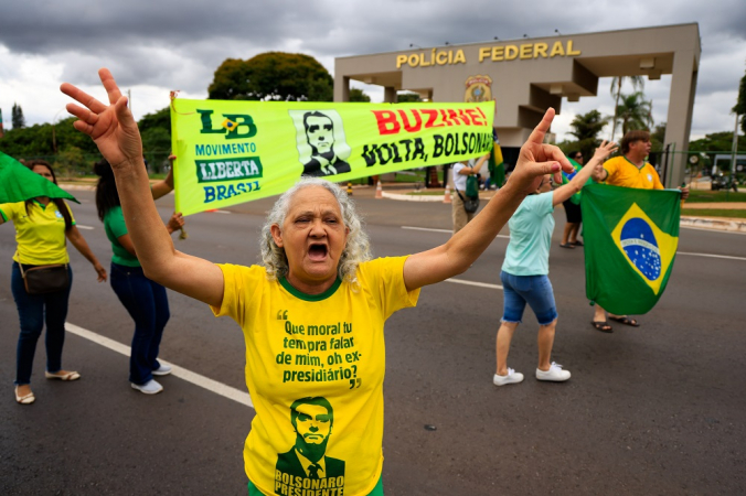 Pequenos grupos de apoiadores se manifestam após a prisão preventiva do ex- presidente Jair Bolsonaro na Superintendência da Polícia Federal