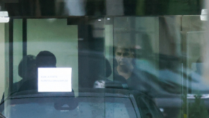 O ex-presidente Jair Bolsonaro é visto na tarde deste domingo, 23, na Superintendência da Polícia Federal, em Brasília, ao se despedir da ex-primeira- dama Michelle Bolsonaro