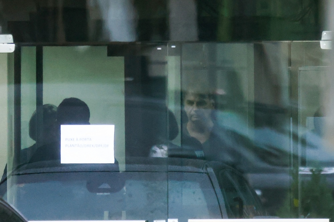 O ex-presidente Jair Bolsonaro é visto na tarde deste domingo, 23, na Superintendência da Polícia Federal, em Brasília, ao se despedir da ex-primeira- dama Michelle Bolsonaro
