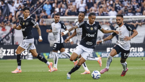 Raniele (D), do Corinthians, disputa lance com Newton, do Botafogo, em partida válida pela 36ª rodada do Campeonato Brasileiro