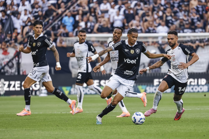 Raniele (D), do Corinthians, disputa lance com Newton, do Botafogo, em partida válida pela 36ª rodada do Campeonato Brasileiro