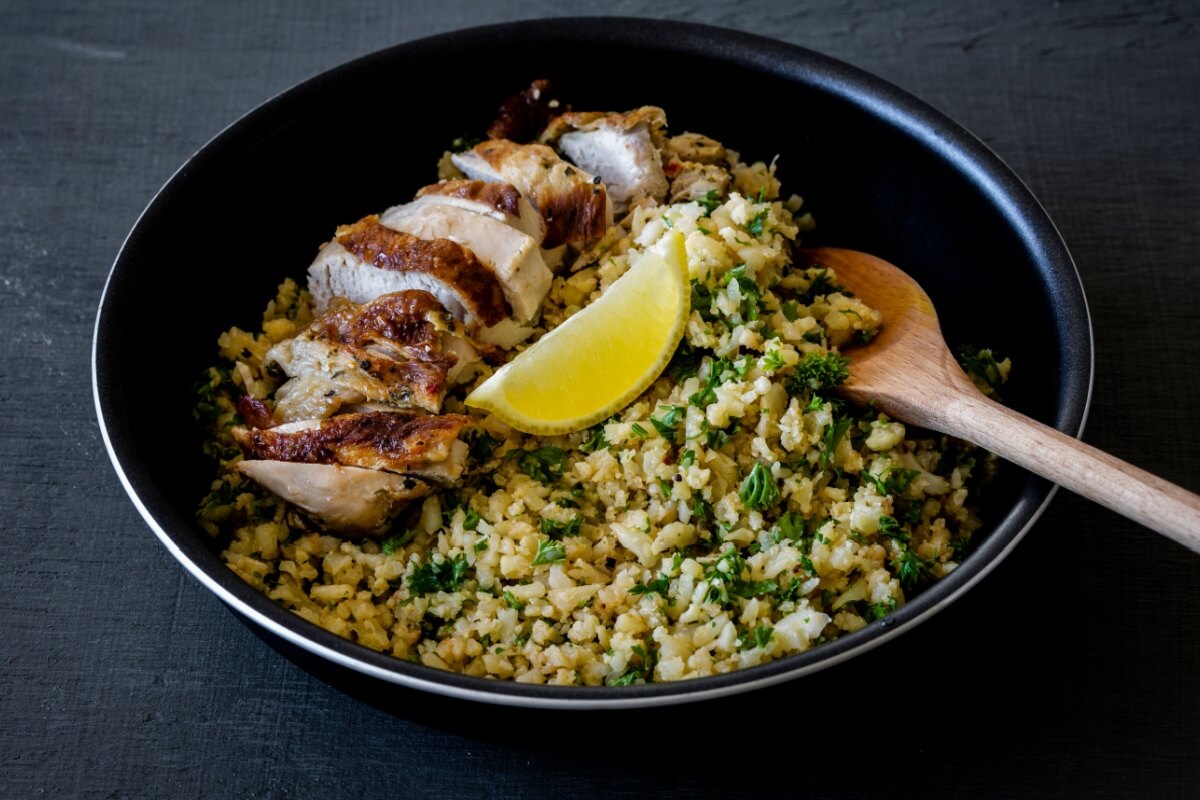 Frango grelhado com arroz de couve-flor 
