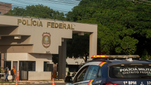 Movimentação na Superintendência da Polícia Federal, em Brasília (DF), onde o ex-presidente Jair Bolsonaro (PL) está preso