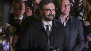 O candidato democrata à prefeitura de Nova York, Zohran Mamdani (C), fala com a imprensa no lançamento de sua campanha eleitoral no bairro do Queens, em Nova York, EUA, em 3 de novembro de 2025. Voluntários se inscreveram para fazer campanha em Astoria na véspera da eleição para Mamdani. (Nova York) EFE/EPA/SARAH YENESEL