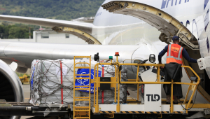 Uma pessoa organiza suprimentos de ajuda humanitária neste sábado na Cidade do Panamá, Panamá. Mais de 38 toneladas de carga humanitária partiram para a Jamaica do Centro Regional de Logística para Assistência Humanitária do Panamá, enquanto outras 24 toneladas serão enviadas para Cuba nas próximas horas, como parte da resposta imediata à devastação causada pelo furacão Melissa no Caribe. EFE/Bienvenido Velasco