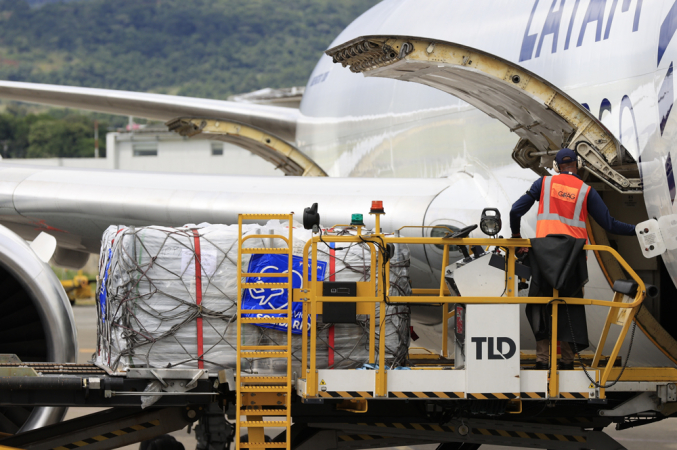 Uma pessoa organiza suprimentos de ajuda humanitária neste sábado na Cidade do Panamá, Panamá. Mais de 38 toneladas de carga humanitária partiram para a Jamaica do Centro Regional de Logística para Assistência Humanitária do Panamá, enquanto outras 24 toneladas serão enviadas para Cuba nas próximas horas, como parte da resposta imediata à devastação causada pelo furacão Melissa no Caribe. EFE/Bienvenido Velasco