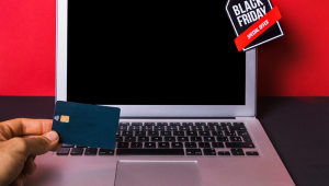 Mão, com, cartão crédito, perto, laptop, com, sinal