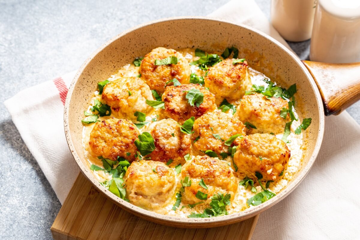 Almôndegas de frango ao molho de iogurte 