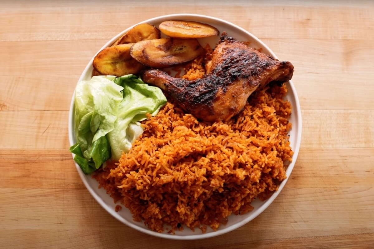Frango peri-peri com arroz Jollof, banana frita e salada 