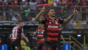 O zagueiro Danilo, do Flamengo, comemora após marcar gol na partida entre Palmeiras e Flamengo válida pela final da Copa Libertadores 2025