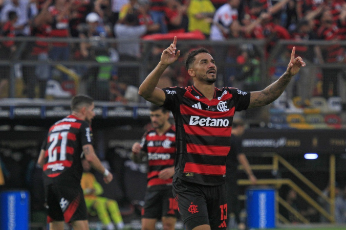 O zagueiro Danilo, do Flamengo, comemora após marcar gol na partida entre Palmeiras e Flamengo válida pela final da Copa Libertadores 2025