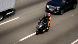 Uber e 99 anunciam que vão iniciar o serviço de motoapps na cidade de São Paulo em 11 de dezembro, mesmo que a Prefeitura não regulamente o modal