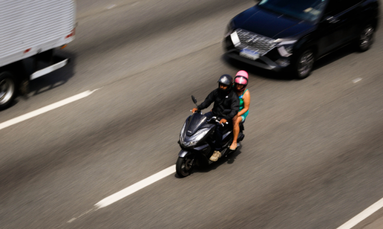 Uber e 99 anunciam que vão iniciar o serviço de motoapps na cidade de São Paulo em 11 de dezembro, mesmo que a Prefeitura não regulamente o modal