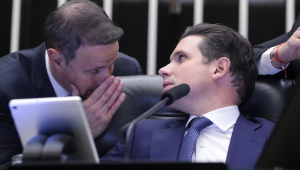 Relator do texto, Dep. Guilherme Derrite (PP-SP), conversa com o presidente da Câmara, Hugo Motta, durante votação do PL Antifacção