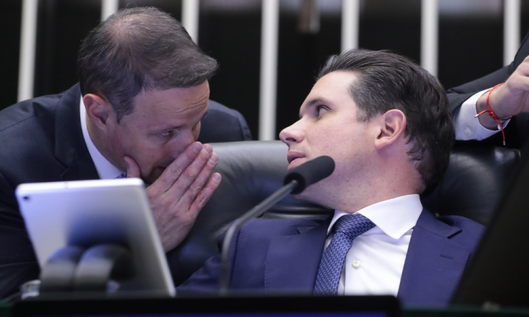 Relator do texto, Dep. Guilherme Derrite (PP-SP), conversa com o presidente da Câmara, Hugo Motta, durante votação do PL Antifacção