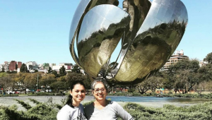 Filha Carolina Bizinoto (à esq.) e a mãe Maria Vilma (à dir.), que morreu agredida por um homem em situação de rua em Buenos Aires