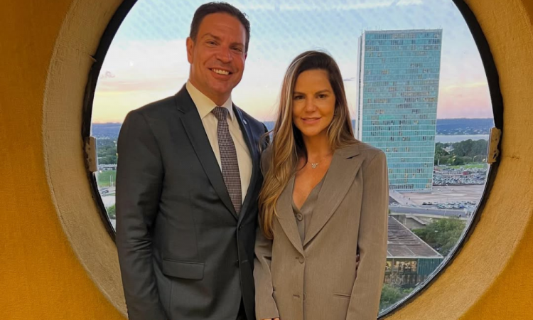 Esposa de Ramagem relata apreensão de celular e computadores ao embarcar para os EUA