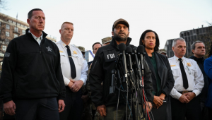 Diretor do FBI, Kash Patel, o diretor do Serviço Secreto dos EUA, Sean Curran, a prefeita do Distrito de Columbia, Muriel Bowser, e o chefe assistente executivo da Polícia Metropolitana (MPD), Jeffery Carroll, participam de uma coletiva de imprensa após um tiroteio no centro de Washington