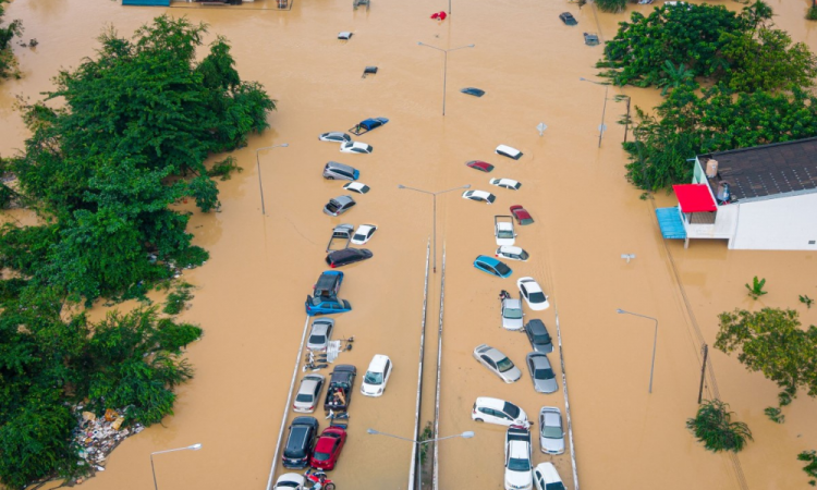 Águas da enchente submergindo veículos em Hat Yai, na província de Songkhla, no sul da Tailândia
