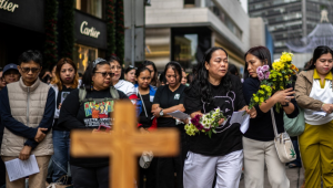Pessoas foram ao conjunto habitacional no distrito de Tai Po, no norte de Hong Kong, para prestar suas homenagens às vítimas do incêndio