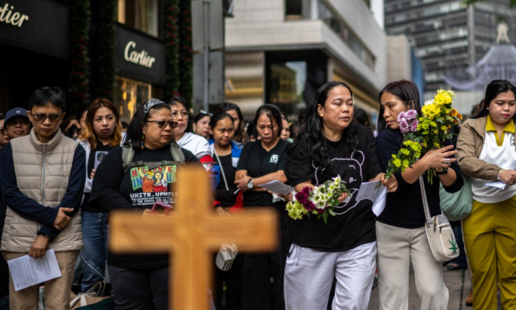 Pessoas foram ao conjunto habitacional no distrito de Tai Po, no norte de Hong Kong, para prestar suas homenagens às vítimas do incêndio