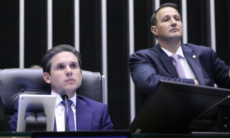 Presidente da Câmara, Hugo Motta, e o relator do texto, Dep. Guilherme Derrite (PP-SP), durante votação do PL Antifacção