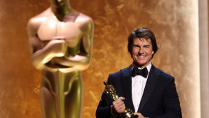 Tom Cruise posa com o Oscar honorário no palco durante a 16ª edição do Governors Awards, no Ray Dolby Ballroom do Ovation Hollywood, em Los Angeles