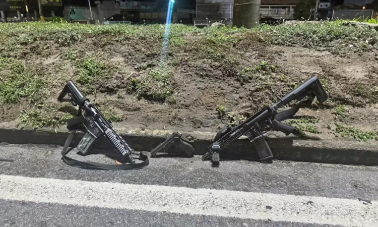 Fuzis e pistola foram apreendidos durante operação na Vila Kennedy
