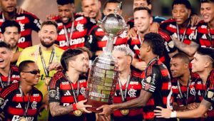 Flamengo levanta a taça da Libertadores após a vencer a decisão contra o Palmeiras por 1 a 0
